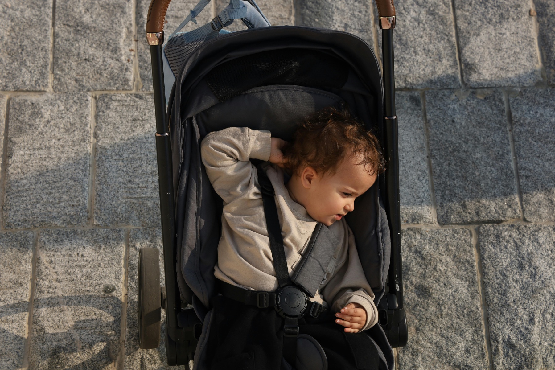 Moeder met kinderwagen in stadspark